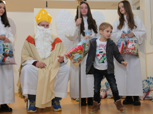 FOTO: Sveti Nikola razveselio najmlađe u župi Rumboci