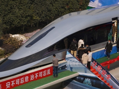 Kinezi predstavili vlak koji juri 620 km/h