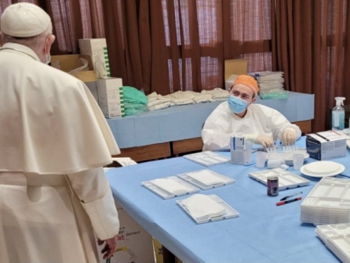 Papa posjetio beskućnike koji se besplatno cijepe u Vatikanu