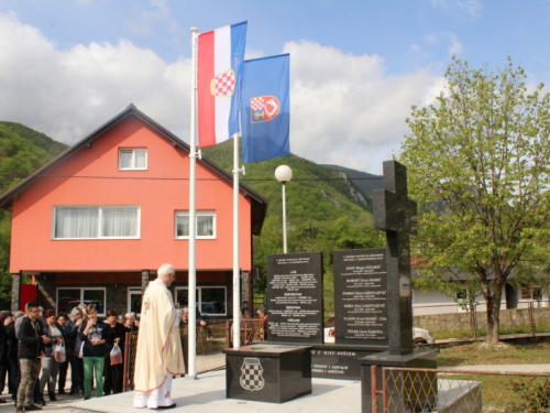 FOTO: Otkriveno i blagoslovljeno spomen obilježje na Lugu