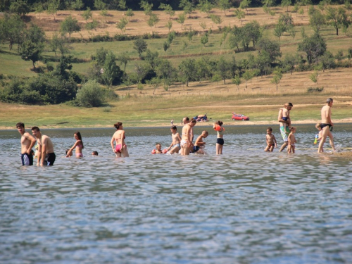 FOTO/VIDEO: Ramci spas od vrućina pronašli na Ramskom jezeru