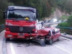 Prijevoj Komar: Automobil podletio pod kamion