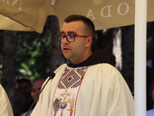 FOTO/VIDEO: Tisuće hodočasnika okupilo se na Kedžari u spomen na Divu Grabovčevu