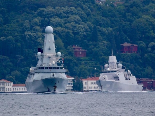 Ruski vojni brod ispalio hice upozorenja prema britanskom razaraču