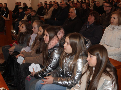 FOTO: Predstavljanje budućih prvopričesnika u župi Prozor
