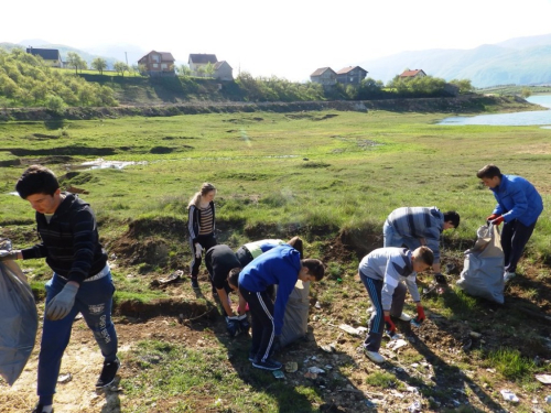 FOTO: Učenici u akciji čišćenja obale Ramskog jezera