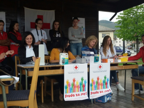 Ramski Crveni križ proveo akciju besplatnog mjerenja tlaka i šećera u krvi