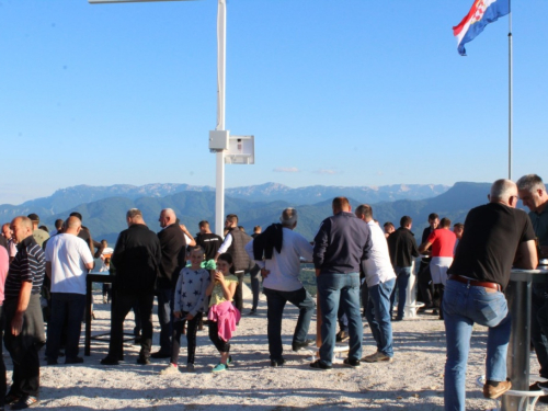 FOTO| Gmićani podigli križ na Makljenu