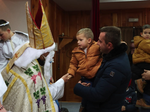 FOTO: Sv. Nikola i ove godine razveselio djecu u župi Rama-Šćit