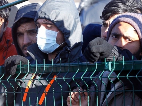 900 migranata danima se smrzava na livadi, vlasti ne znaju što s njima