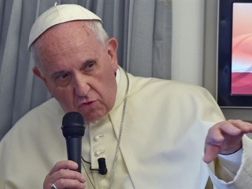 Papa Franjo: Ostavite se mobitela i Twittera i razgovarajte jedni s drugima