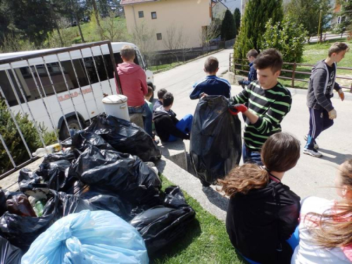 FOTO: Učenici u Eko akciji čišćenja obale Ramskog jezera