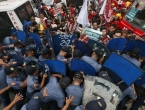 Policijski kombi gazi studente prosvjednike
