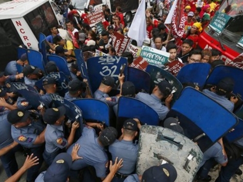 Policijski kombi gazi studente prosvjednike