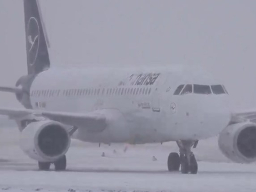 Snijeg paralizirao najveći njemački aerodrom
