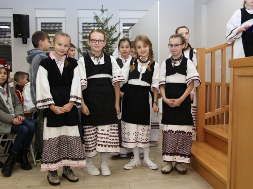 FOTO: Božićna priredba u područnoj školi u Rumbocima