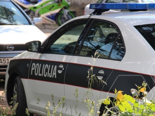 Kamiondžija ponudio 40 KM policajcima pa zaradio krivičnu prijavu