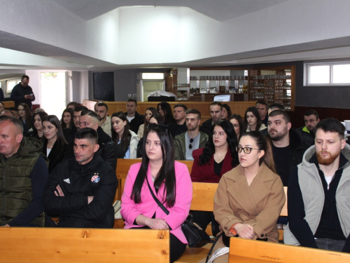 FOTO: Tečaj priprave za brak u župi Uzdol