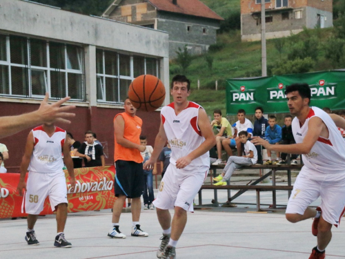 FOTO: U Prozoru počeo 13. Streetball turnir