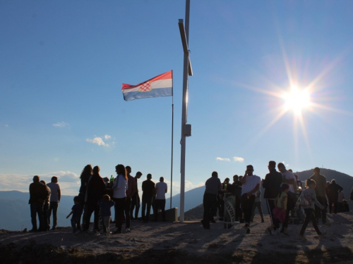 FOTO| Gmićani podigli križ na Makljenu