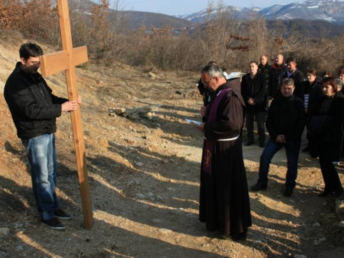 FOTO: Fra Andrija Jozić predvodio Križni put na Uzdolu