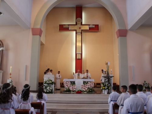 FOTO: Prva sveta pričest u župi Prozor