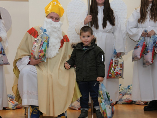 FOTO: Sveti Nikola razveselio najmlađe u župi Rumboci