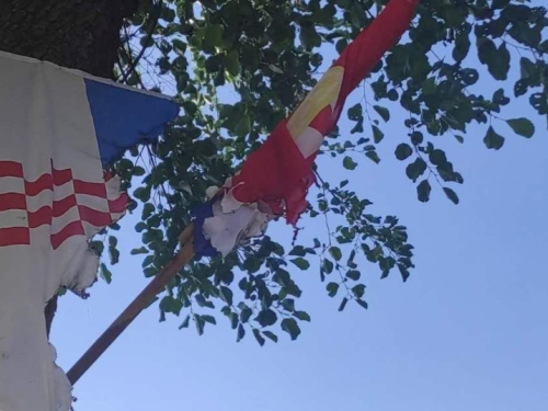 Kod Žepča zapaljene zastave Republike Hrvatske i Hrvata u BiH