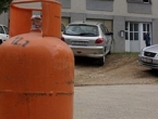 Tomislavgrad: Ostavili plinsku bocu pred džamijom i pustili plin, razbijali stakla na autima