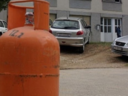 Tomislavgrad: Ostavili plinsku bocu pred džamijom i pustili plin, razbijali stakla na autima