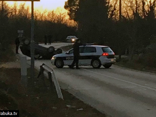 Široki Brijeg: U bijegu od policije automobilom završio na krovu