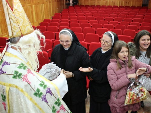 FOTO: Sv. Nikola i ove godine razveselio djecu u župi Rama Šćit