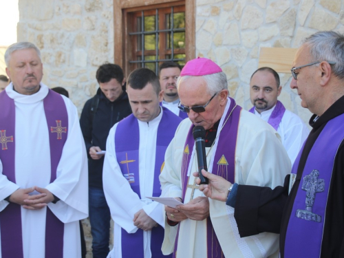 FOTO/VIDEO: Nadbiskupijski križni put mladih na Šćitu