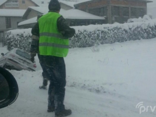 Zbog snijega otežano odvijanje prometa u BiH