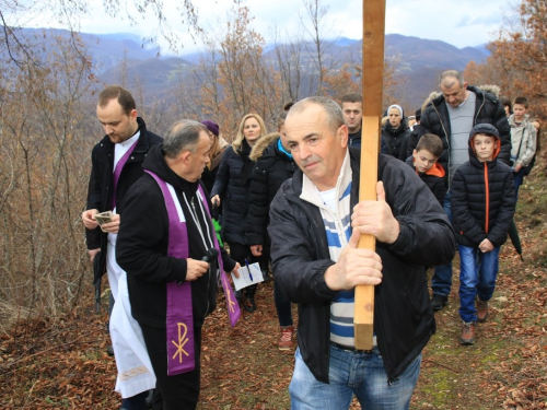 FOTO: Vlč. Ljubo Zadrić predvodio križni put na Uzdolu