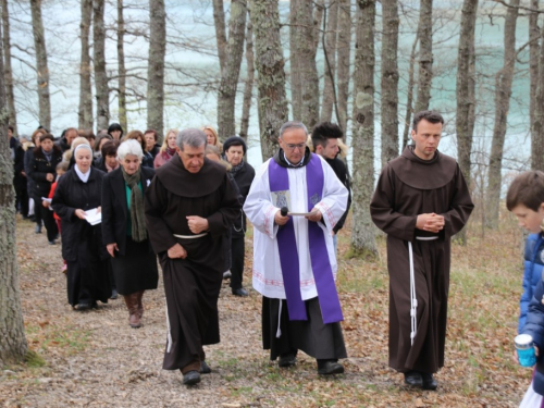 FOTO: Put križa kroz fratarski gaj na Šćitu