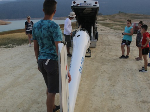 FOTO: Jedrilica "pala" na Ramsko jezero