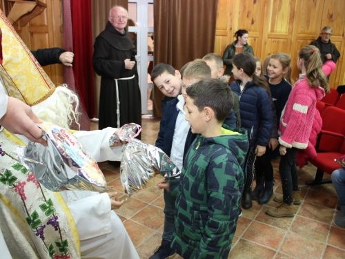 FOTO: Sv. Nikola i ove godine razveselio djecu u župi Rama Šćit