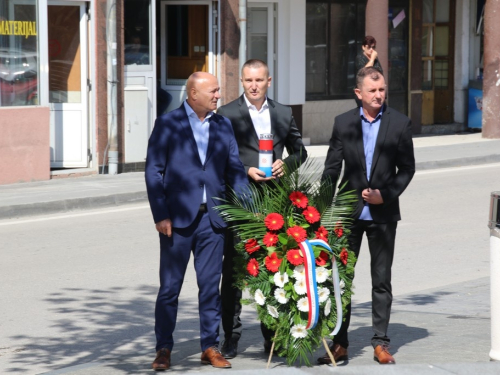 FOTO: Polaganjem vijenaca i svečanom sjednicom započelo obilježavanje Dana općine