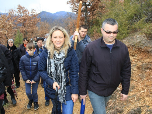 FOTO: Fra Andrija Jozić predvodio križni put na Uzdolu