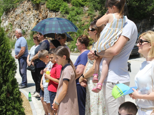 FOTO/VIDEO: U Podboru svečano blagoslovljen Gospin kip