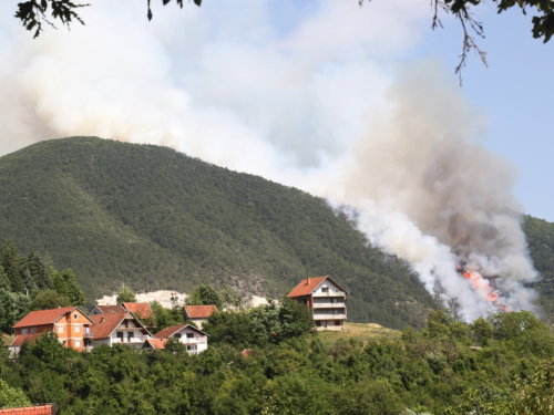VIDEO: Veliki požar iznad Podbora: Vjetar otežava gašenje nepristupačnog terena
