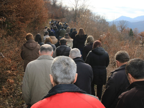 FOTO: Vlč. Stipo Knežević predvodio križni put na Uzdolu