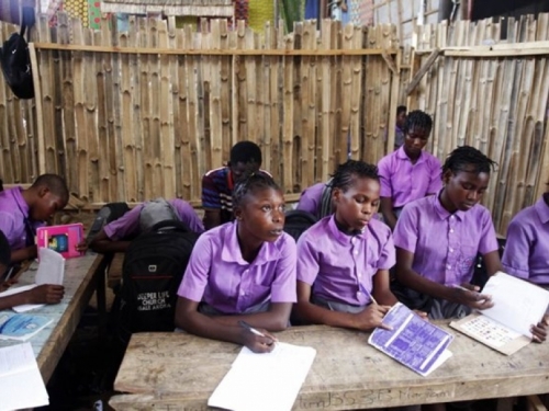 U školi u Nigeriji oteto više od 150 učenika i učenica