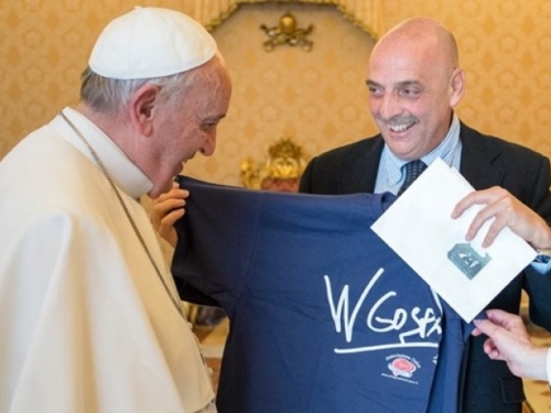 Papa od talijanskog novinara dobio majicu 'Viva la Gospa'