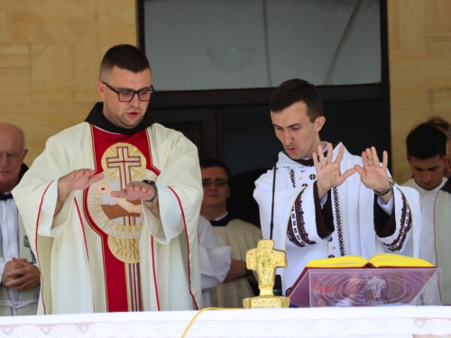 FOTO: Na Šćitu svečano proslavljena Velika Gospa i Mlada misa fra Mile Belje