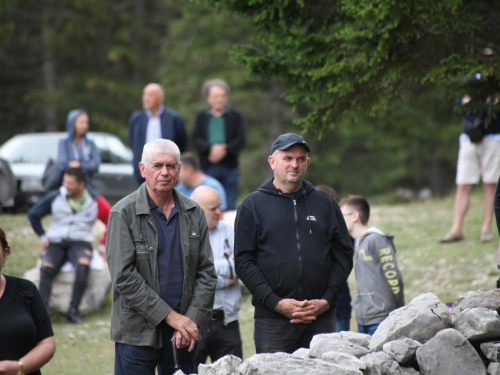 FOTO: Na Vranu služena sv. misa za poginule duvandžije