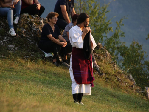 FOTO: Održana 10. kulturna večer na brdu Gračac u Podboru