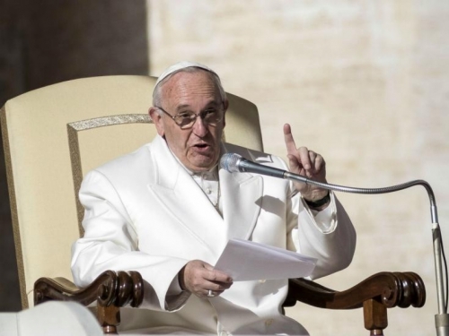 Papa Franjo upozorio frizerske i kozmetičke salone: Okanite se tračanja i ogovaranja