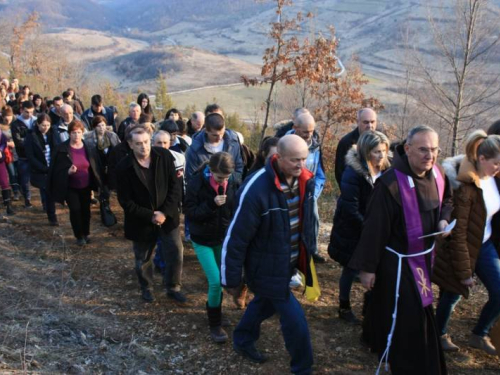 FOTO: Fra Andrija Jozić predvodio Križni put na Uzdolu